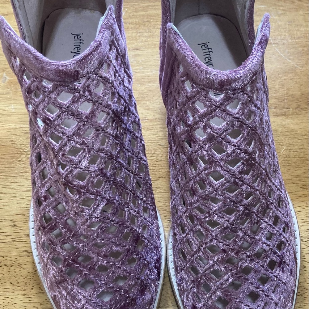 Beautiful Jeffrey Campbell boots size 10 lilac color 1.5 tall